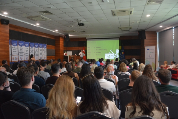 Çorlu Ticaret ve Sanayi Odası ile Dijital Pazarlama Okulu İş Birliğinde Düzenlenen “Yapay Zeka ile Dijital Büyümenin Anahtarı” Semineri Odamızda Gerçekleşti