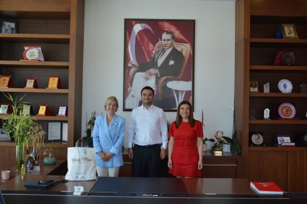 Çorlu Belediyesi Meclis Üyesi Regaip Gamze ONAY ve Çorlu Neşeli Fırın Firma Sahibi Neşe KAYAdan Odamız Yönetim Kurulu Başkanı İzzet VOLKANa Ziyaret