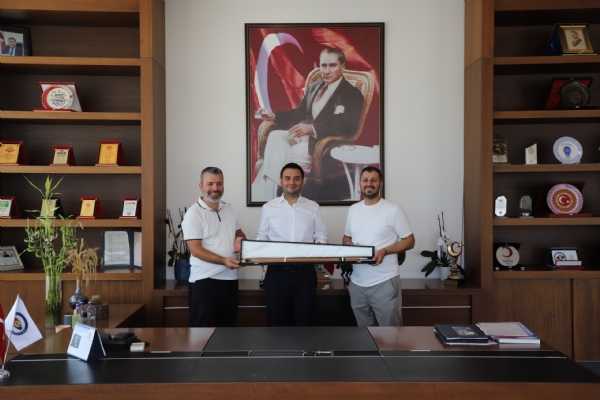 Çorlu Madeni Eşya Elektrikli Aletler Sanatkârlar Odası Başkan Yardımcısı Muharrem SARIGÜL ve Çorlu TSO Meclis Üyesi Mesut KÜÇÜK´ten Yönetim Kurulu Başkanı İzzet VOLKAN´a Ziyaret