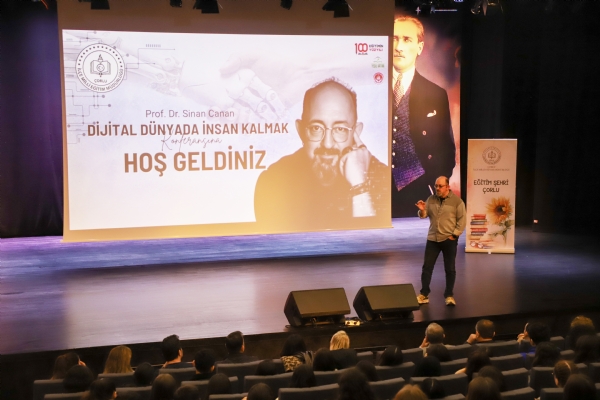 Odamız ve Çorlu İlçe Milli Eğitim Müdürlüğü İş Birliğinde Düzenlenen Prof. Dr. Sinan CANAN´ın Konuşmacı Olduğu “Dijital Dünyada İnsan Kalmak” Semineri Gerçekleşti