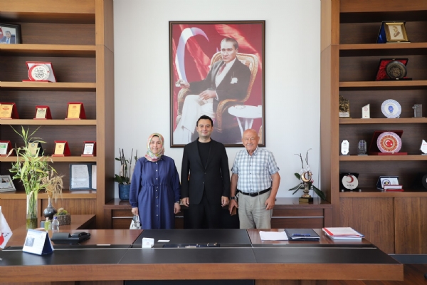 Nusratiye Mahallesi Muhtarı Cemile DOĞRU ve Aytuğ Boya Nalbur Yetkilisi Ahmet ASLAN´dan Yönetim Kurulu Başkanı İzzet VOLKAN´a Ziyaret