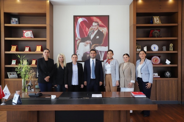 Anahtar Parti Tekirdağ ve Çorlu Kadın Kolları Heyetinden Çorlu TSO Yönetim Kurulu Başkanı İzzet VOLKAN´a Zİyaret