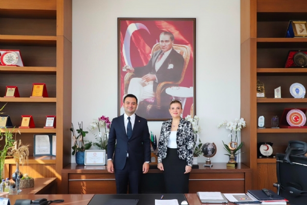 Çorlu İlçe Sağlık Müdürü Dr. Feride Neval SOLAKOĞLU´ndan Yönetim Kurulu Başkanı İzzet VOLKAN´a Tebrik Ziyareti