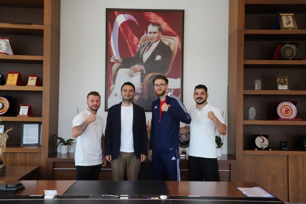 Kick Boks Manda Galibiyet Alan Enis YUNUSOLU Beraberinde Orhan AKAR ve Oulcan ZEN ile Birlikte Odamz Ynetim Kurulu Bakan zzet VOLKANa Ziyarette Bulundular